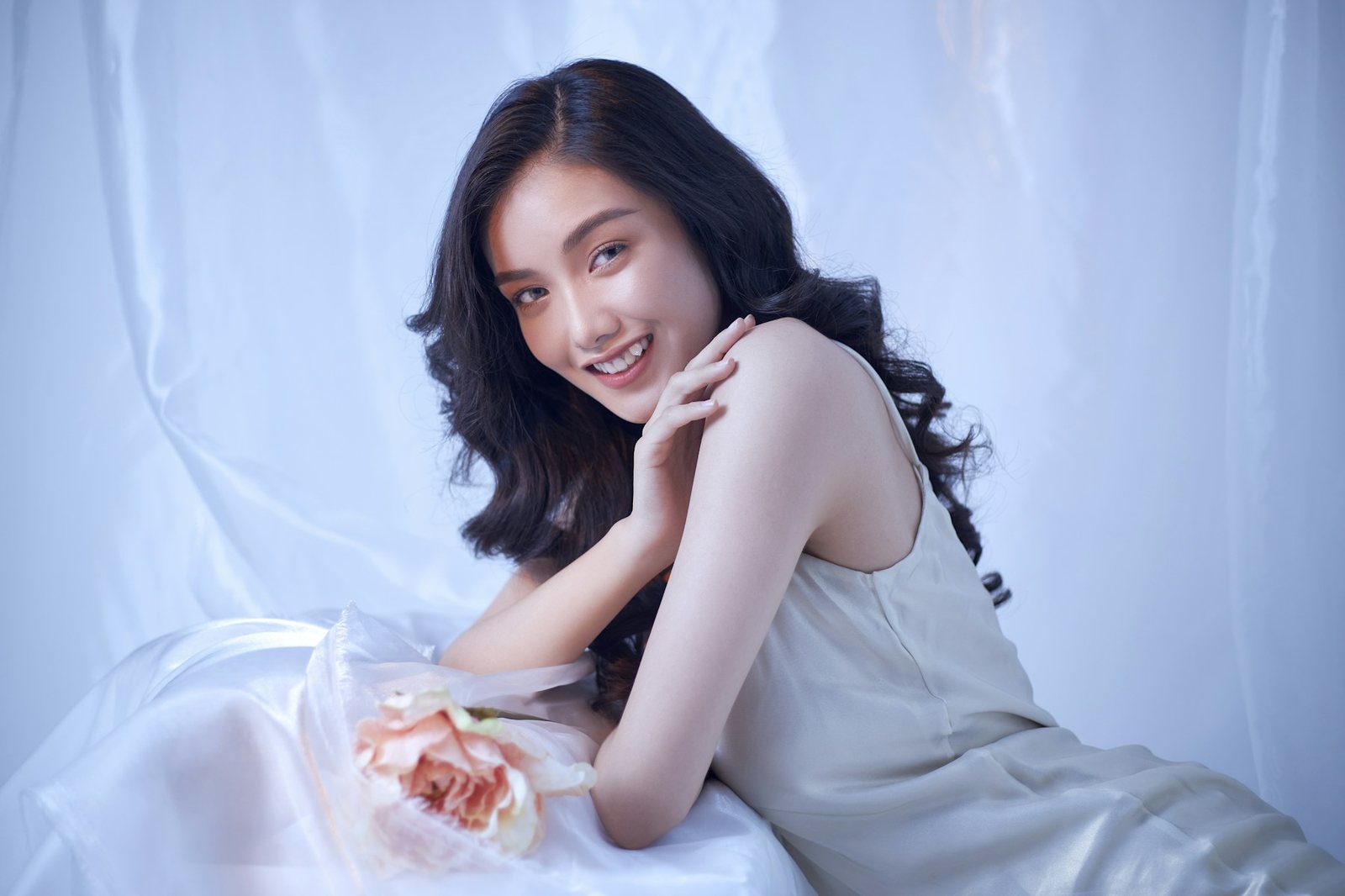 성형외과 마케팅 관련 피부과 시술실에서 피부 관리 시술을 받는 장면
